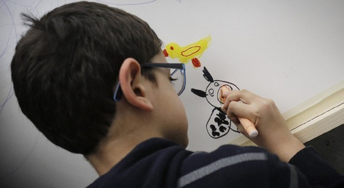 Bimbo autistico escluso dalla scuola, accolto con una festa nella nuova classe 
