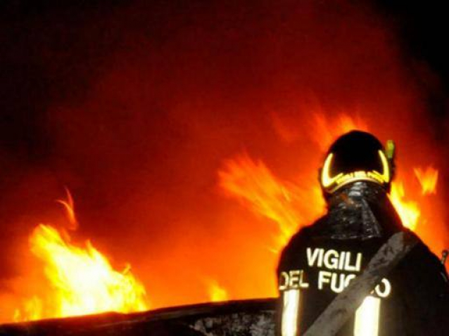 Boscoreale, terrore nella notte. Appartamento in fiamme in pieno centro cittadino