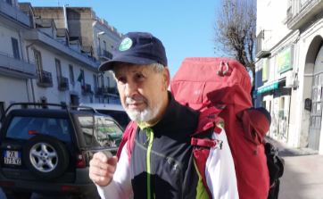 Agerola, fa tappa sui monti Lattari l'uomo che gira a piedi l'Italia 