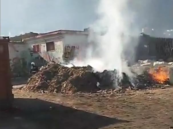 Castellammare, incendio in villa comunale: in fiamme i rifiuti sulla spiaggia 