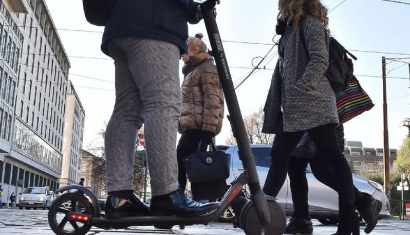 Monopattini elettrici vietati ai minori di 14 anni e casco fino ai 18: tutte le regole