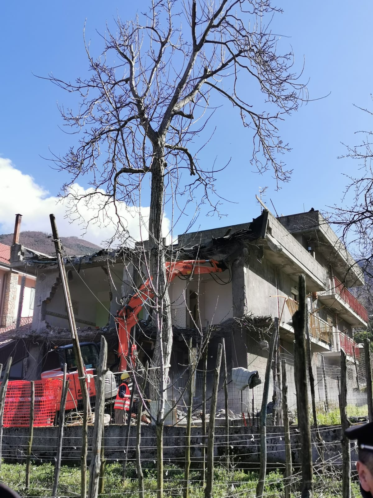 Gragnano, al via gli abbattimenti: giù una palazzina e sgomberate due famiglie 
