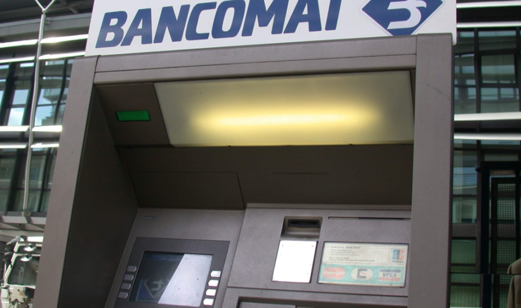 Torre del Greco, con una frode informatica preleva 1500 euro da un bancomat 