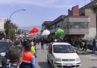 Folla e applausi ai funerali del sindaco di Saviano: nonostante i divieti