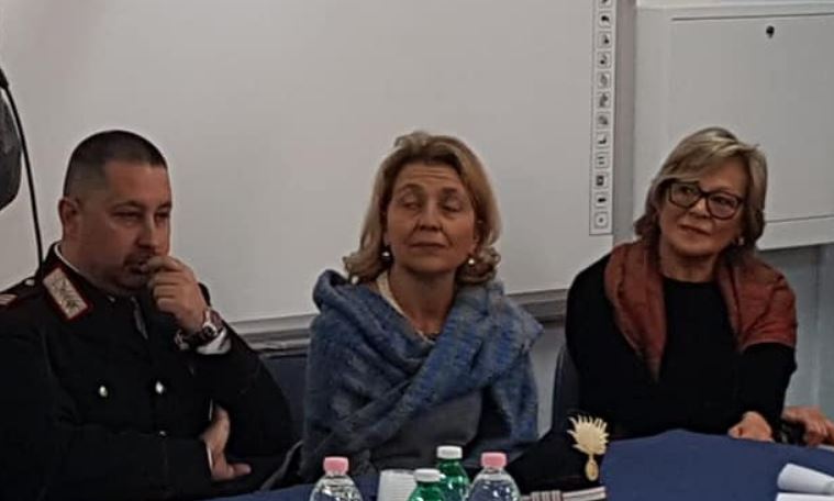 I Carabinieri di Boscoreale consegnano 20 dispositivi elettronici agli alunni della Castaldi-Rodari