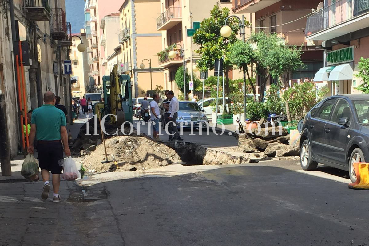 Lavori in pieno giorno alla rete fognaria nel centro cittadino: strada chiusa, traffico in tilt
