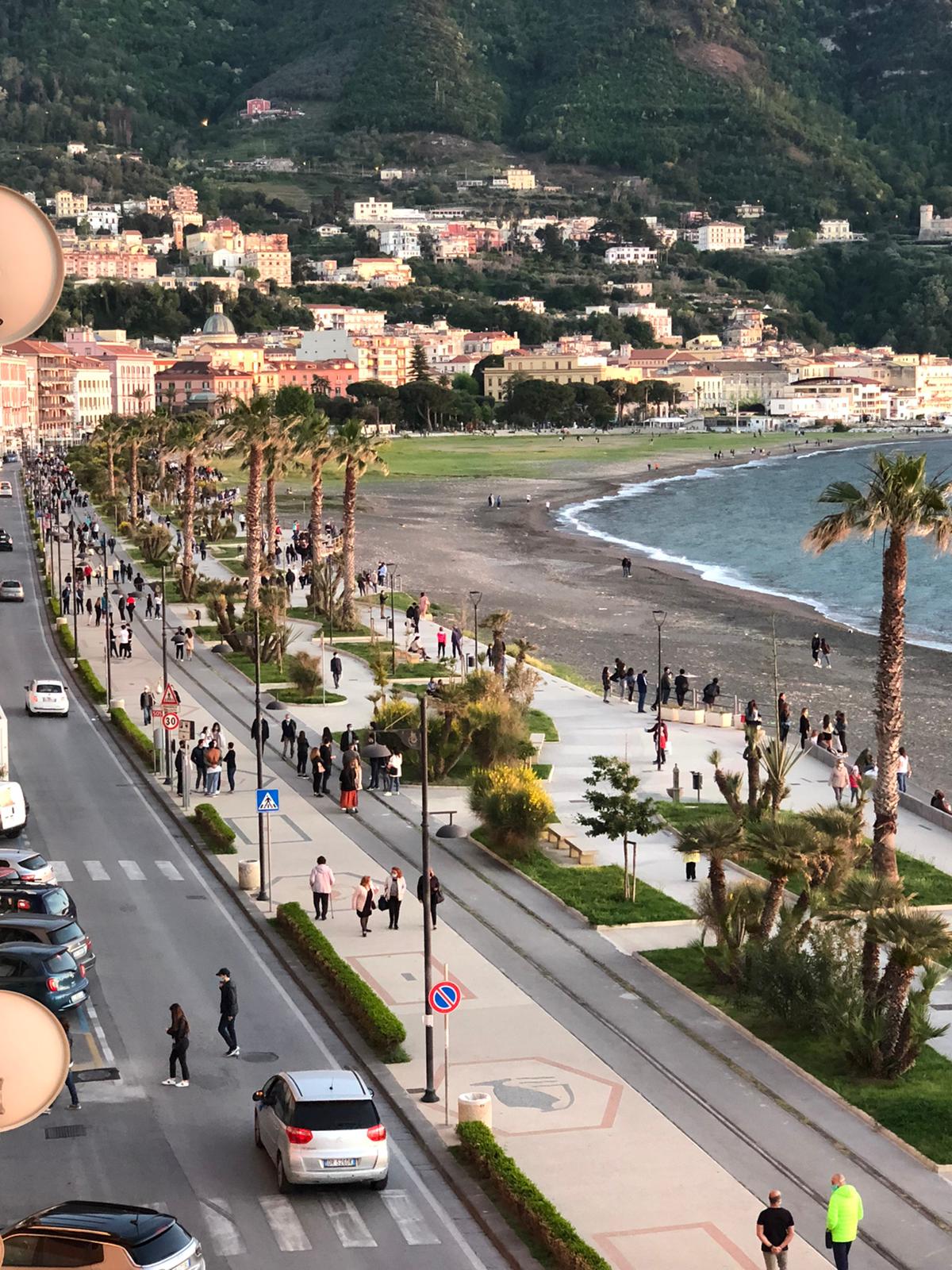 Castellammare, troppa folla sul lungomare: weekend senza auto e alcolici