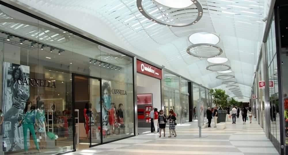 Riapre il centro commerciale la Cartiera, da domani riprendono negozi e bar