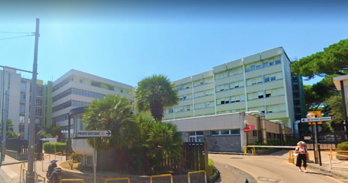 Si lancia dalla finestra dell'ospedale in cui era ricoverato, muore a 52 anni