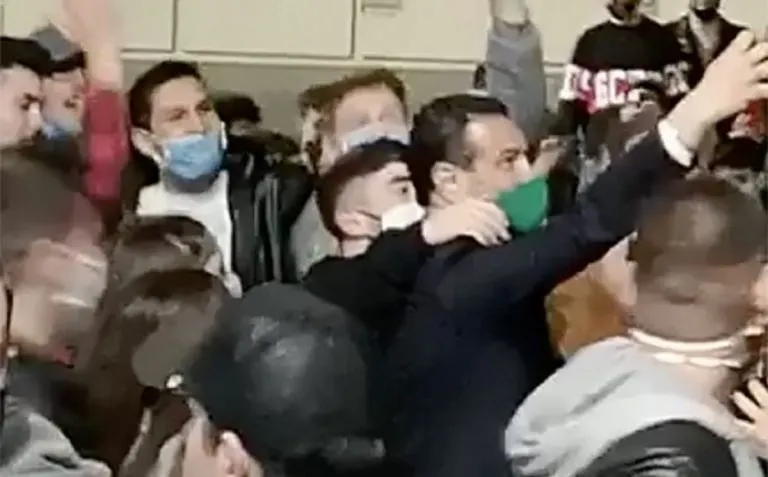 Sindaco di Avellino nella folla della movida, video diventa virale