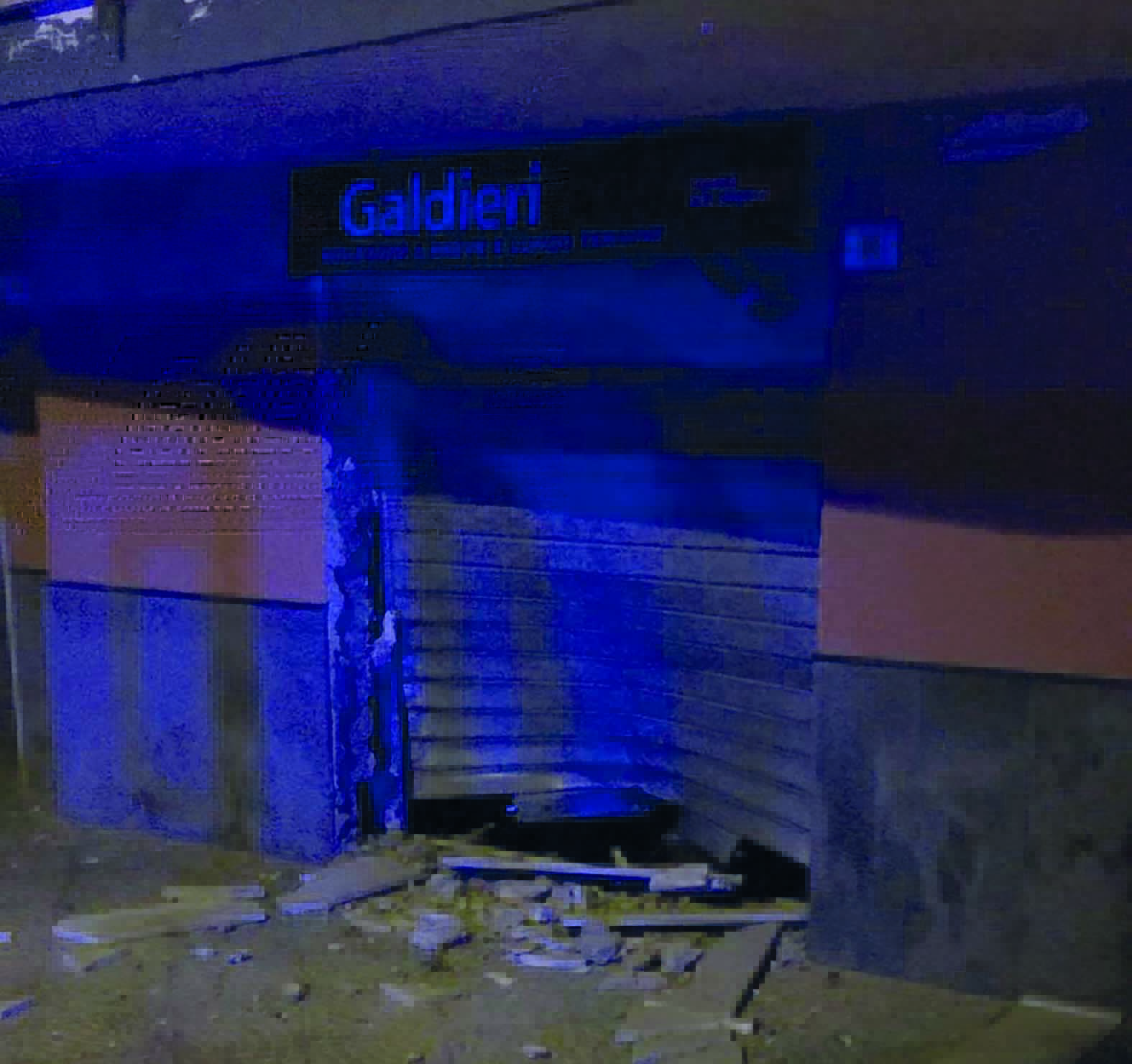 Torre del Greco, esplosione nella notte: devastato autonoleggio 