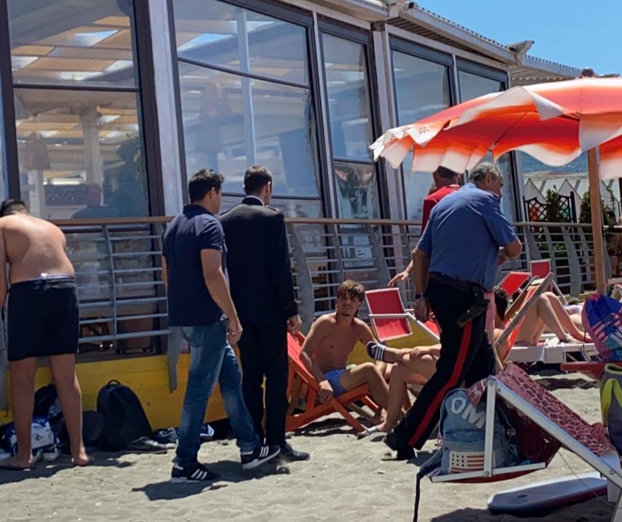 Meta, rissa in spiaggia: bagnino aggredito 