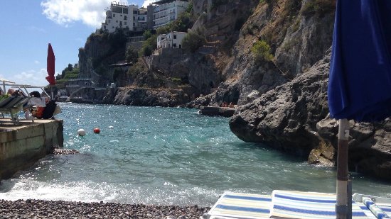 Sorpresa Amalfi, la spiaggia delle Sirene non è balneabile