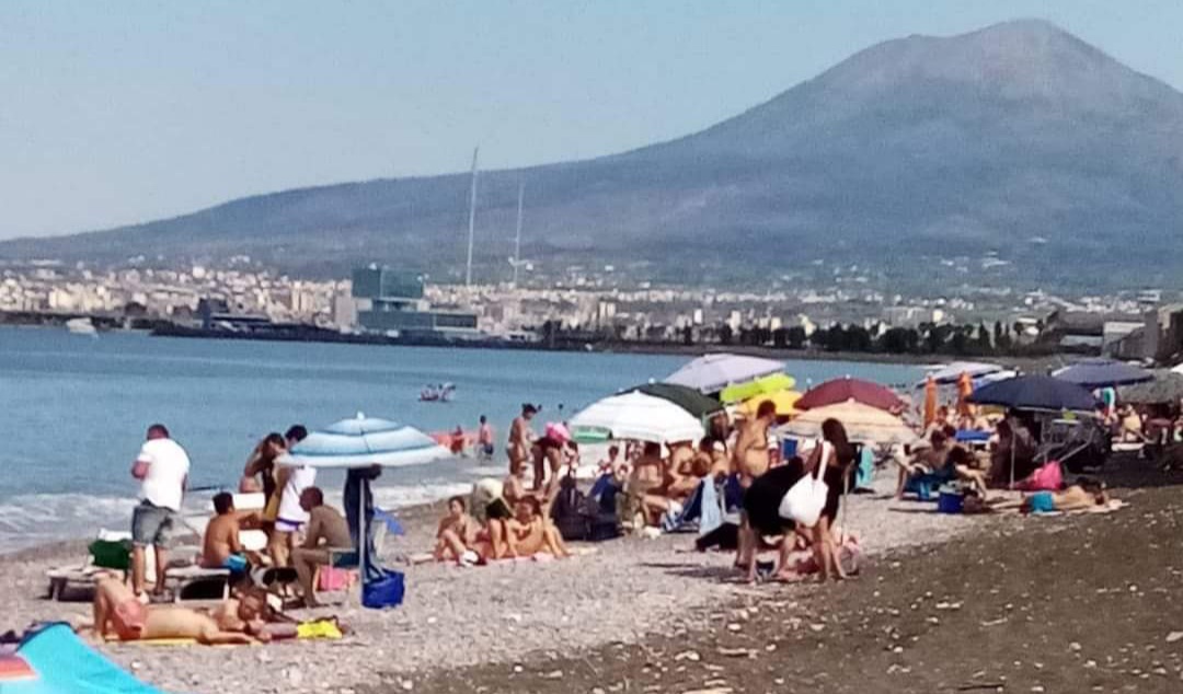 Castellammare, mare pulito e tuffi consentiti ovunque: al via i test e resta vietata solo la Villa comunale