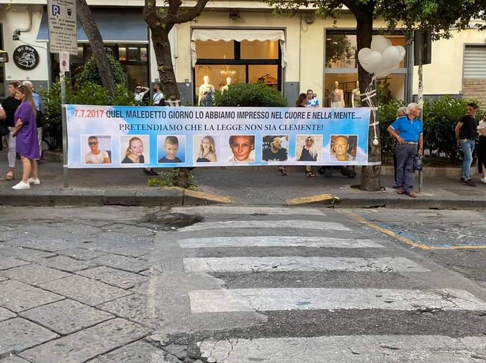 Morti nel crollo delle loro case, Torre Annunziata ricorda le otto vittime 
