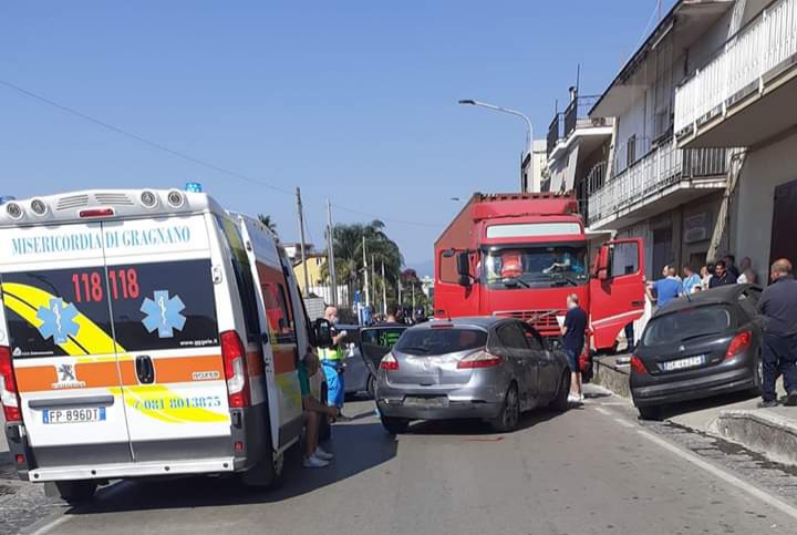 Sant'Antonio Abate, camionista si sente male e travolge più auto: è morto