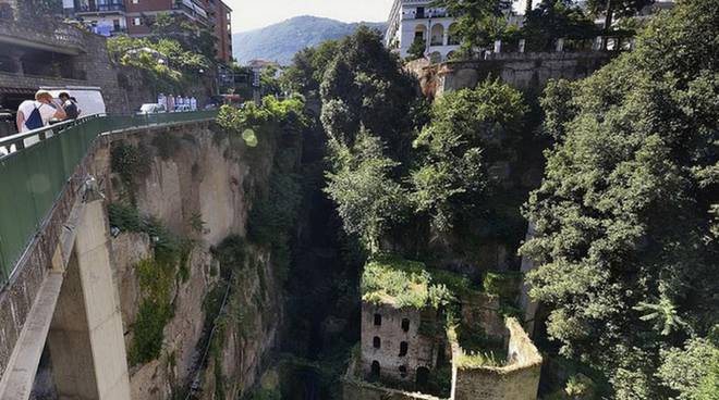 Tragedia a Sorrento, si lancia nel Vallone dei Mulini: morto un uomo