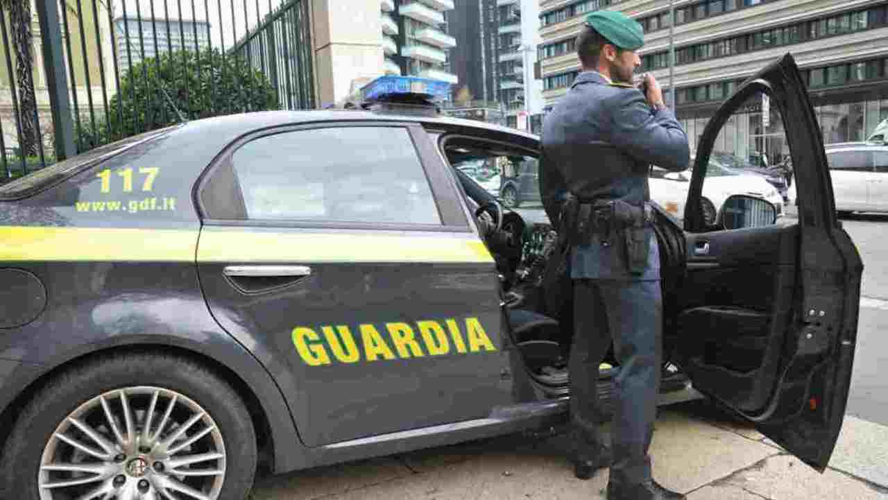 Scarpe e vestiti firmati, tutto falso a San Giuseppe Vesuviano: scatta maxi sequestro 