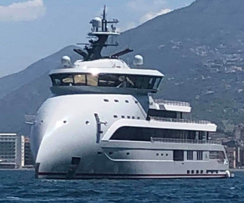 Castellammare, avvistato lo yacht 'capovolto': tra i più famosi al mondo 