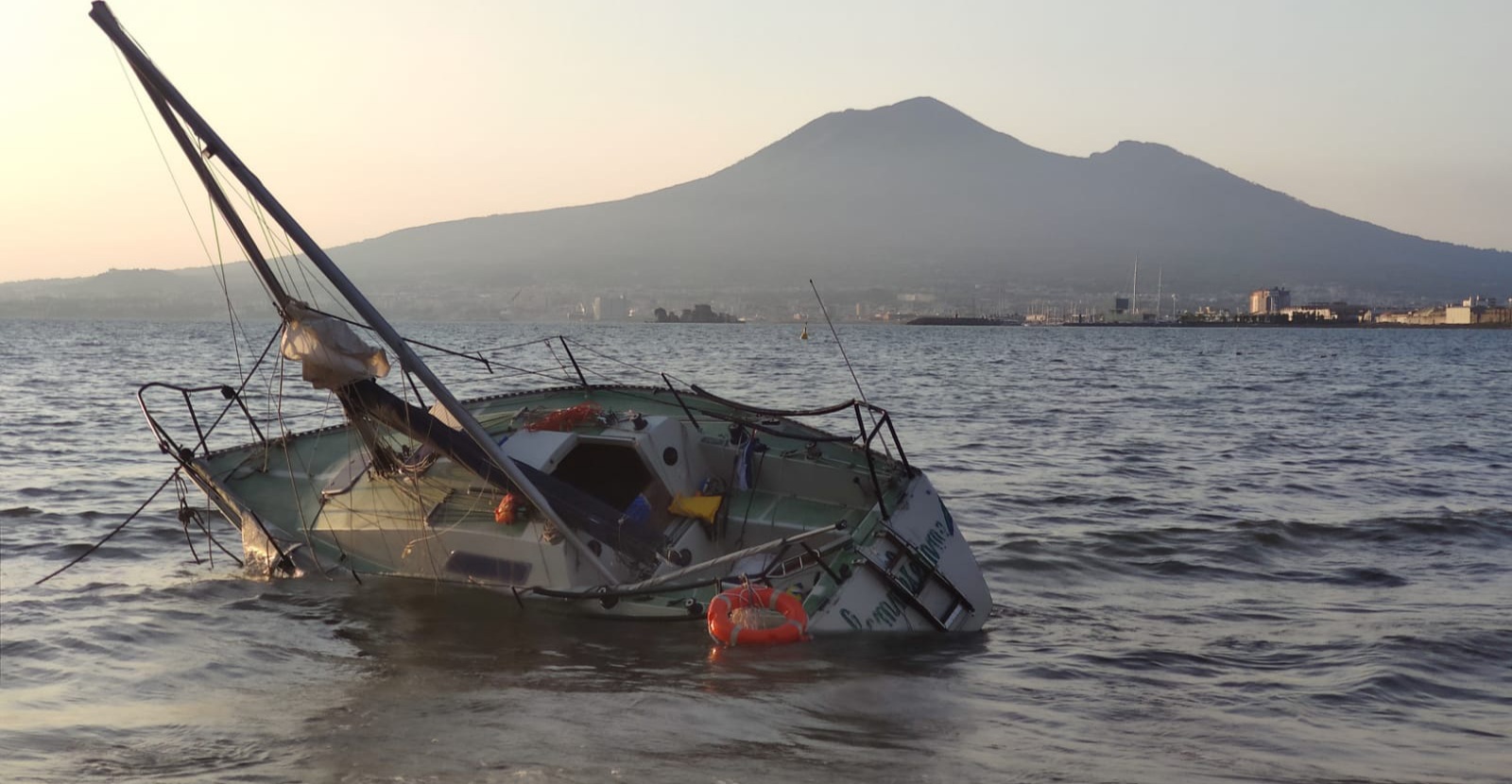Castellammare, barca abbandonata il proprietario: 'Sto male, non posso salvarla'