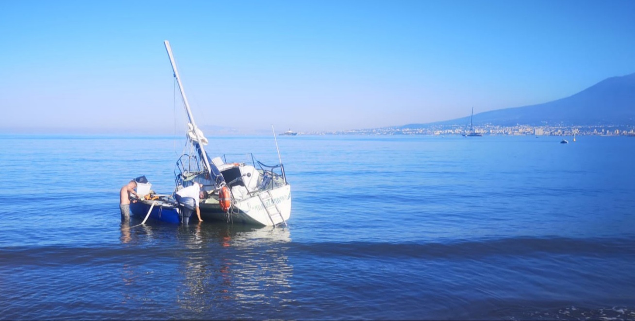 Castellammare, barca abbandonata sul lungomare: recuperata