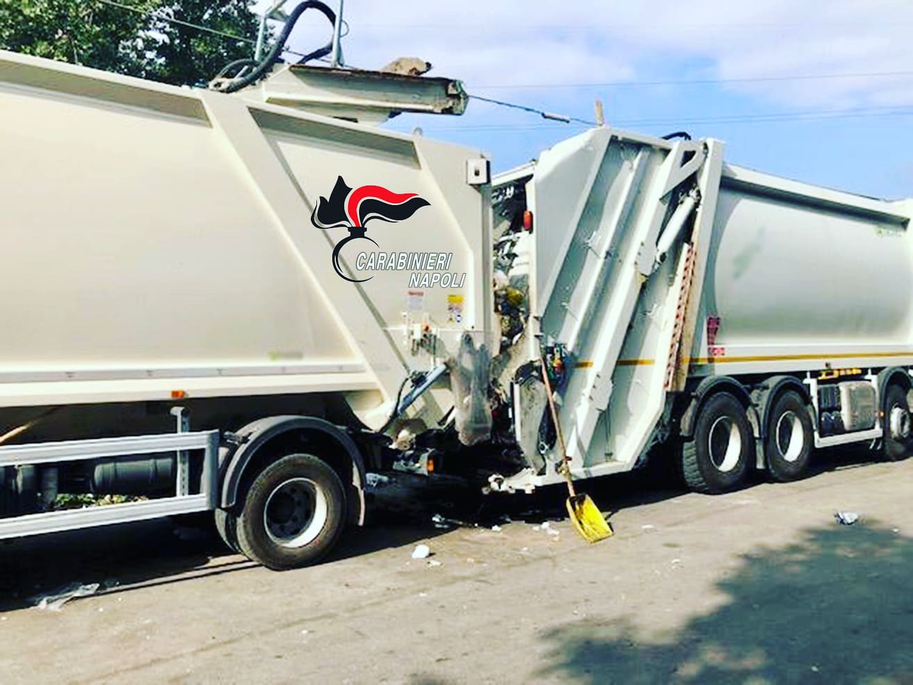 Torre del Greco, deposito abusivo con i camion dei rifiuti: inchiesta sulla Buttol
