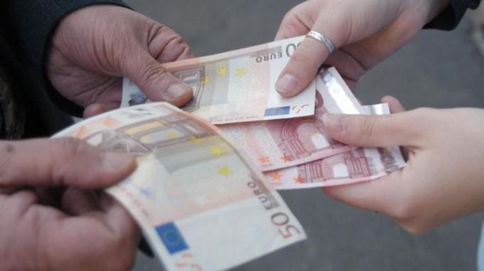 Scacco alla banda di usurai, tassi d'interesse del 100% al mese: 14 arresti