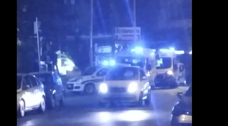 Castellammare, gira nudo in piazza: soccorso 