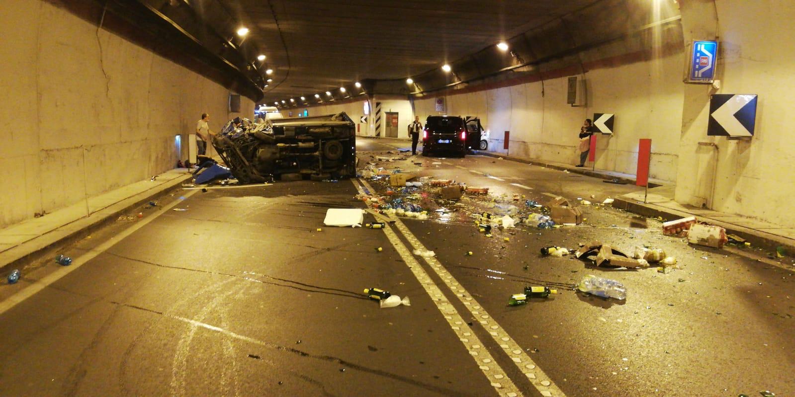 Incidente in galleria a Seiano, traffico paralizzato 
