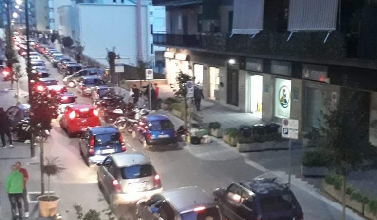 Gragnano, cade cornicione: chiusa la strada e traffico in tilt 