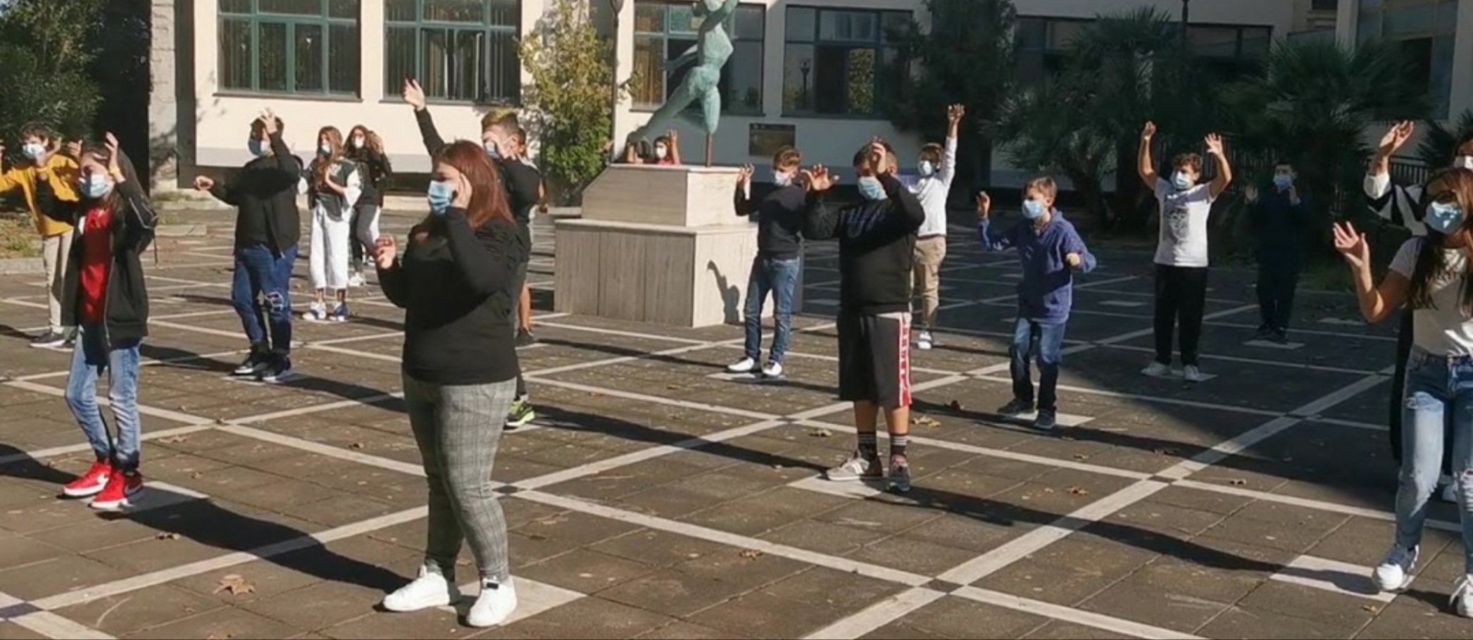 Castellammare, alla Di Capua flash mob: 'Avremo momenti difficili, li superiamo insieme'