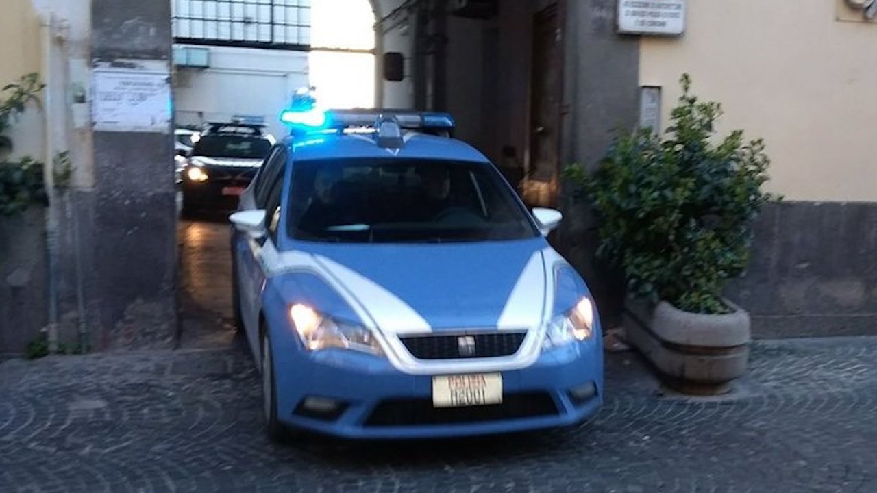 Castellammare, telecamere a casa per custodire chili di droga: arrestato