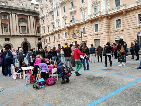 Da Salerno la protesta di mamme e insegnanti: 'De Luca riapri la scuola'