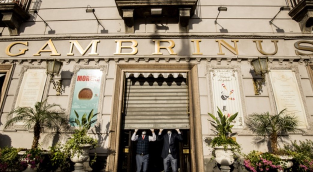 Napoli, chiuso da oggi lo storico Caffè Gambrinus a Piazza del Plebiscito