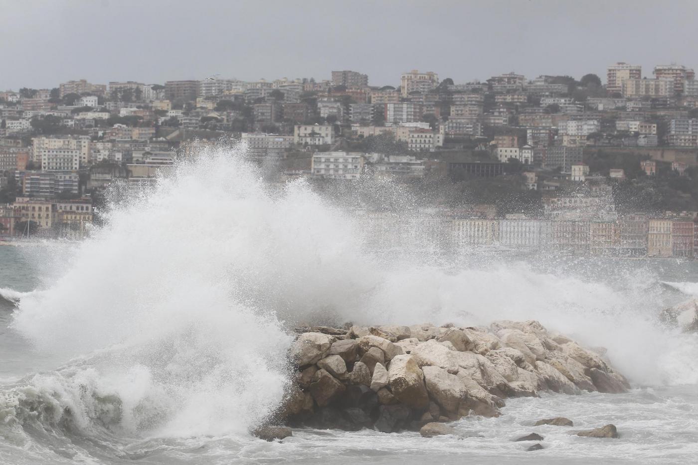 Mare mosso e vento forte, stop corse nel golfo di Napoli
