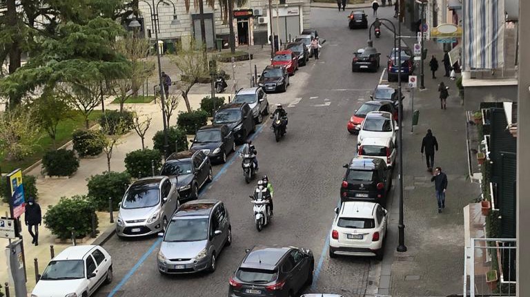 Castellammare, vigilia di Natale: tanti i negozi aperti e nei bar tornano caffè e aperitivi 