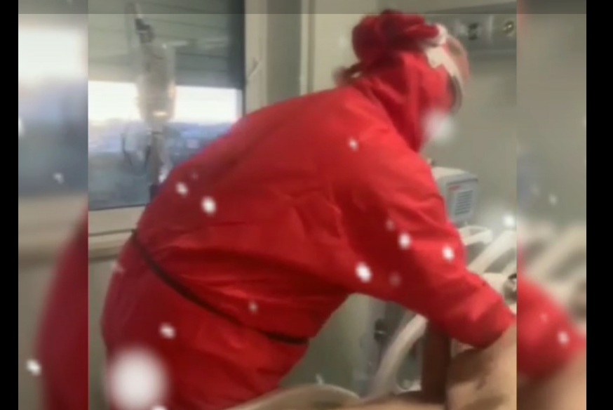Babbo Natale tra i pazienti Covid, il regalo degli operatori al Bosco Hospital 