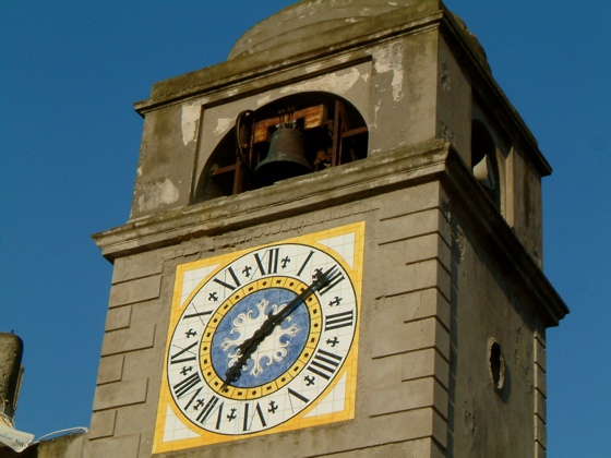 In tilt lo storico orologio in piazzetta a Capri tra lo stupore di turisti e habituÃ¨