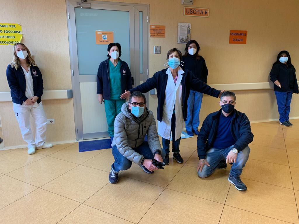 Castellammare, panettoni in dono a chi aiuta gli altri: 'In ricordo di mio zio vittima di Covid'