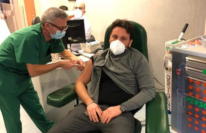 Castellammare, infermiere del pronto soccorso: si vaccina il consigliere Iovino