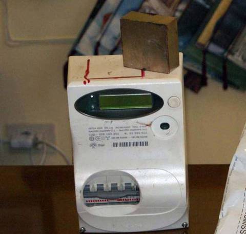 Furto di corrente: manomette il contatore del suo supermercato con una calamita