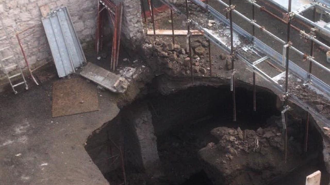 Pompei, paura in centro: crolla un solaio in un palazzo