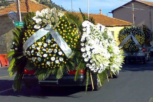 Lo credono morto ma lui si presenta al funerale