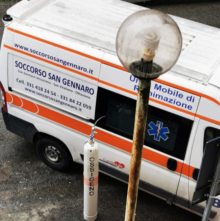 Castellammare, pazienti con l'ossigeno al freddo in ambulanza 