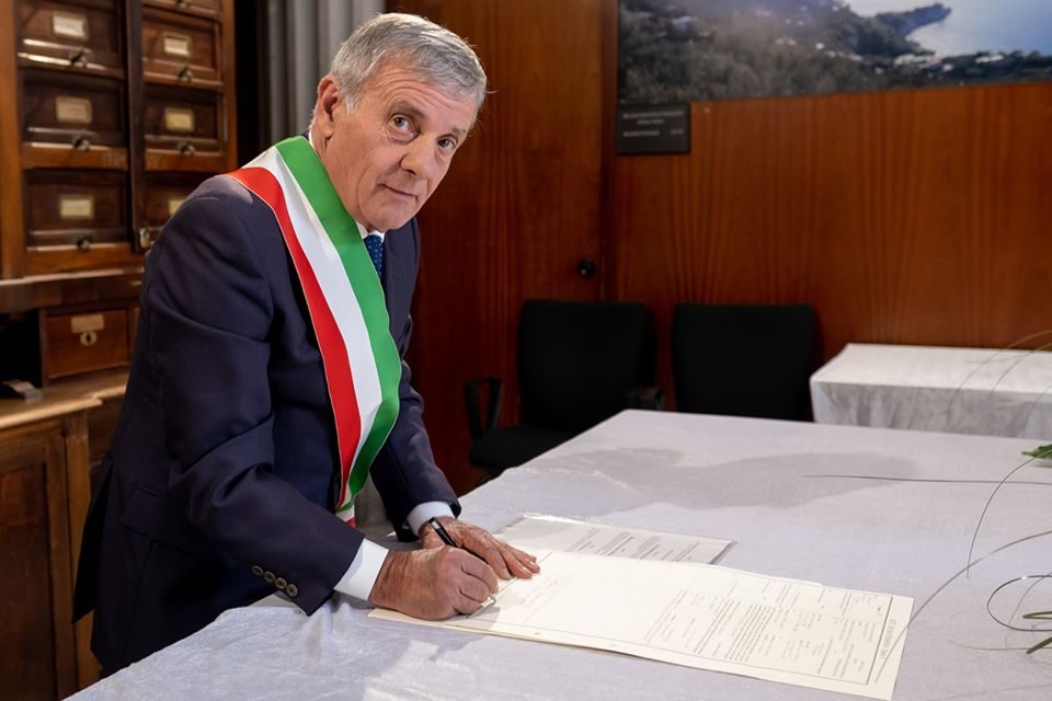 Massa Lubrense 'zona rossa', il sindaco: 'Chiusi i negozi e i locali, nessuno esca di casa' 