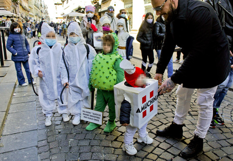 Carnevale a Napoli, bimbi vestiti da Covid con un cartello: 'Sono una creazione umana'