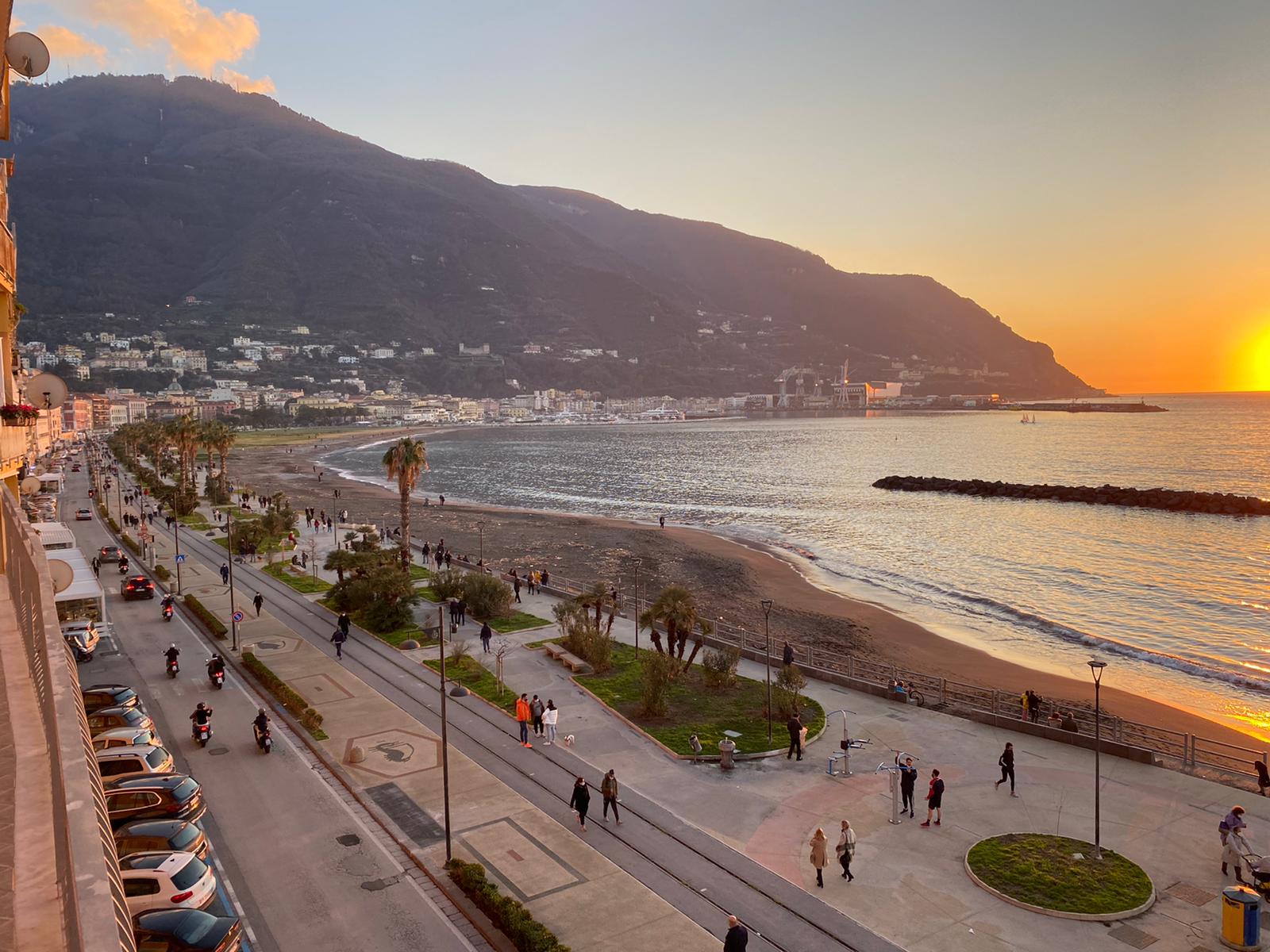 Castellammare, folla nei locali del lungomare: chiusi due bar