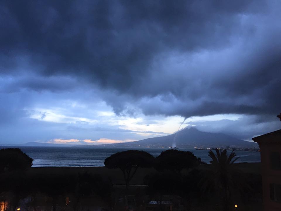 Tromba d'aria a Castellammare: il web impazza di foto