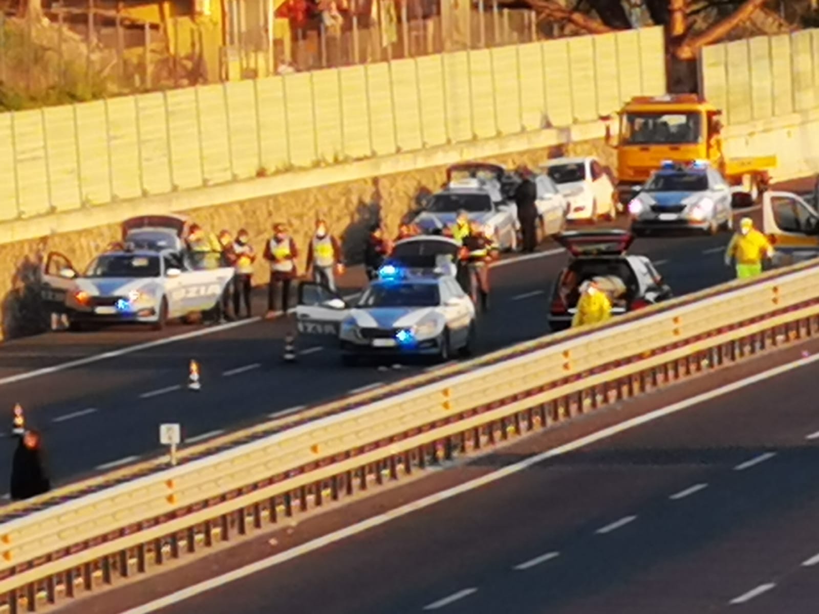 Incidente in autostrada, auto si schianta: due morti 