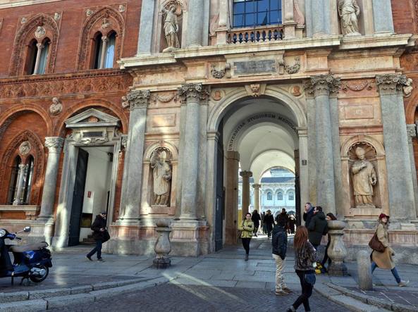 Unico laureato in Italia senza diploma, il caso di uno studente iscritto alla scuola fantasma di Torre del Greco